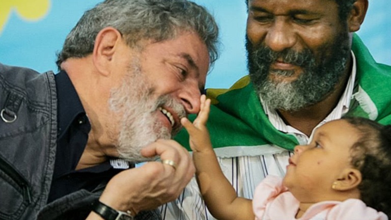 Lula participa de festa de Natal com catadores de recicláveis em São Paulo