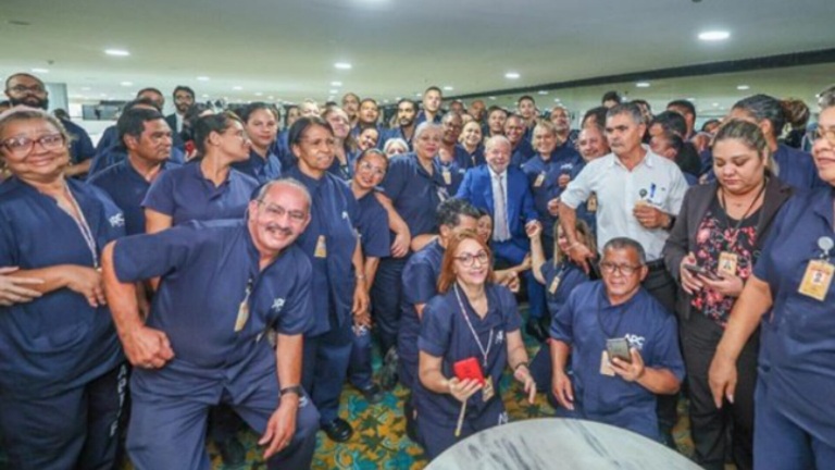 Lula agradece funcionários do Palácio do Planalto