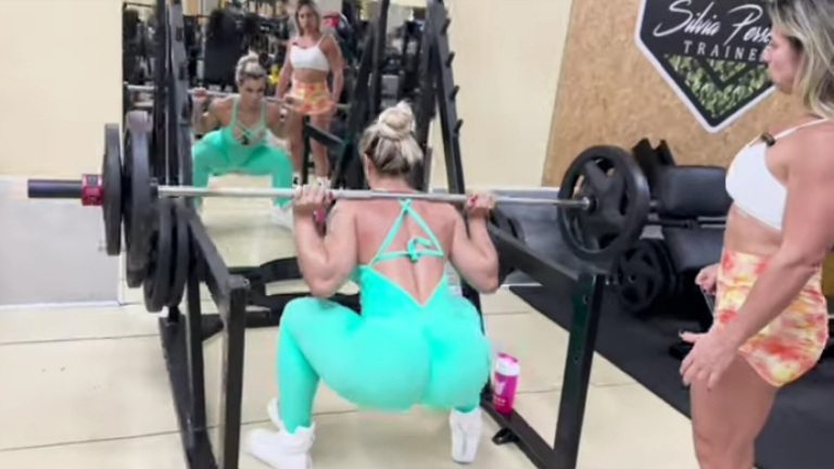 Vivi Winkler realiza treino de glúteos máximo