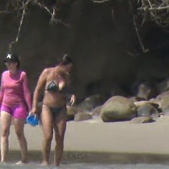 Michelle Bolsonaro brinca em praia de SC