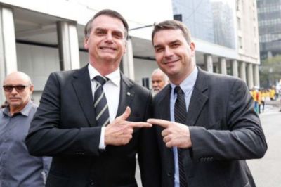 O senador Flávio Bolsonaro revelou, nesta quarta-feira (13), que o ex-presidente Jair Bolsonaro (PL), considerou indicá-lo para vaga no Supremo Tribunal Federal (STF). À época da indicação de André Mendonça, que ocupou a cadeira deixada pelo ministro Marco Aurélio Mello. O ex-chefe do Executivo teria consultado o filho sobre a possibilidade de ser ele o nome sugerido para o cargo.