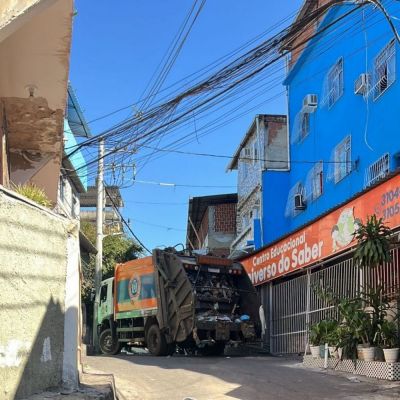 Bandidos do Complexo da Maré, no Rio de Janeiro,  utilizaram caminhão de coleta de lixo para bloquear via pública.