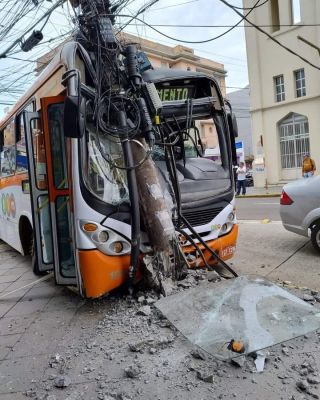 Nesta segunda-feira (02), um ônibus colidiu com um poste na Rua do Acampamento em Santa Maria.