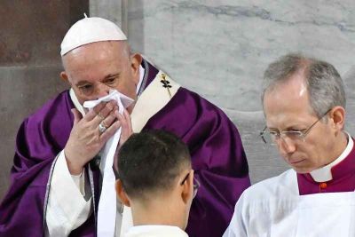 Papa Francisco sofreu uma crise respiratória e teve que receber uma transfusão de sangue.