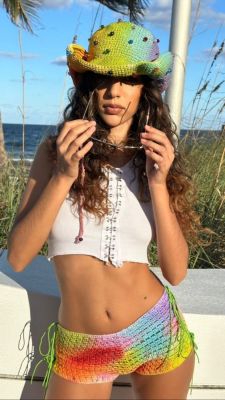 Marina de Oliveira Sena, conhecida como Marina Sena, é uma cantora, compositora, multi-instrumentista, performer, produtora musical e empresária brasileira aproveitando seu tempo de lazer na praia.