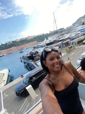 A atriz brasileira Rhay Rosa colecionando momentos durante viagem em Mônaco.