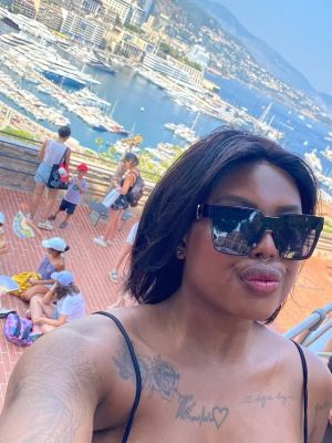 A atriz brasileira Rhay Rosa colecionando momentos durante viagem em Mônaco.