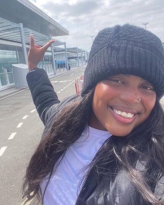 A atriz brasileira Rhay Rosa em seu primeiro dia em Paris.