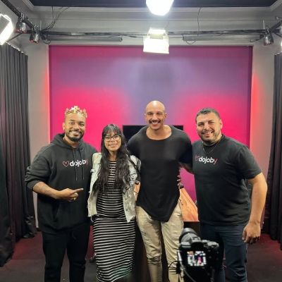 A atriz e criadora de conteúdo Lunna Geek com o ator Pitbull e patrocinadores.
