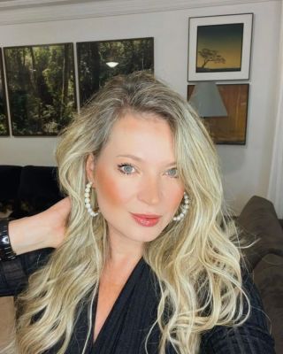 Joice Hasselmann é uma jornalista, radialista, escritora, e política brasileira. Foi eleita deputada federal nas eleições de 2018 e foi a mulher mais votada para a Câmara dos Deputados da história do Brasil.