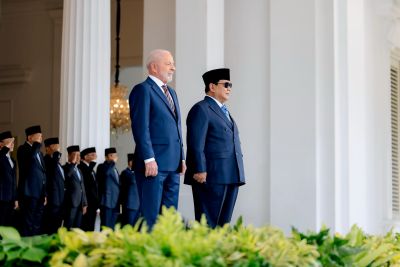 Recebido pelo presidente Prabowo Subianto, da Inonésia. Esta é a primeira visita de um presidente brasileiro a este país dese 2008. A Indonésia é parceira estratégica do Brasil. O quarto país mais populoso do mundo, e a principal economia da Associação das Nações do Sudeste Asiático, a ASEAN. Nossa relação bilateral tem se aprofundado em diversas áreas, como comércio agrícola, bioenergia, defesa e desenvolvimento sustentável. Com esta visita de Estado que iniciamos hoje, fortalecemos ainda mais esta relação.