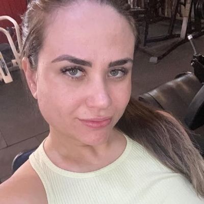 Daniela Baker publica selfie no Instagram após o treino na academia e diz &quot;Estou aqui mais uma vez recomeçando. Estão tentando me derrubar. Mas, eu não vou desistir.&quot;. Recentemente Binho Ted e Daniela Baker produziram conteúdo que viralizou na web e demonstrou que o motorista Ted está ficando velho.