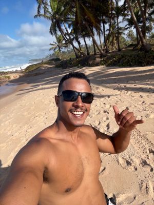 Gabriel Eron aproveitando seus momentos de lazer na praia.