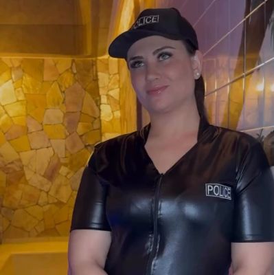 Policial Daniela Baker fardada.