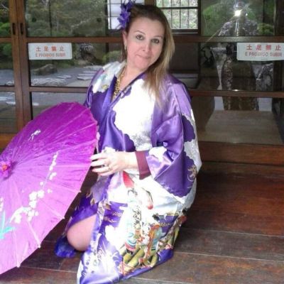 O quimono ou kimono (着物, きもの)) é uma vestimenta tradicional japonesa utilizada por mulheres, homens e crianças. A palavra &quot;kimono&quot;, que no seu sentido literal, traduzido diretamente do japonês, significa &quot;coisa para vestir&quot; (ki = &quot;vestir&quot; e mono = &quot;coisa&quot;) é utilizada para denotar o nome destes longos roupões.