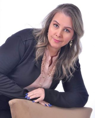 Eu Daiane Ornagui tive um insight no ano de 2019 sobre meu projeto Amigos Empreendedores. Nascia ali uma grande luta com grandes vitórias! Não tem sido fácil, mas o retorno da satisfação tem enchido meu coração de alegria e vontade de ajudar cada dia mais. Esse trabalho queima dentro de mim. Não é somente sobre expor minhas habilidades. E sim conhecer as dificuldades de outros e poder pensar e analisar uma solução para cada empreendedor. Assim foi saindo braços do projeto: grupo de network e mentores extremamente competentes; feiras expositoras; bazar; palestras; workshops; equipe de modelos que estão sendo preparadas para a demanda dos empreeendedores; desfiles entre muitas outras coisas que o ano 2023 estará apresentando a vocês! Estamos caminhando e aprendendo sempre com todos da equipe! Meu muito obrigada!