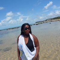 Modelo plus size Lidiane Machado em ensaio fotográfico externo com biquíni em Porto Seguro.