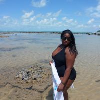 Modelo plus size Lidiane Machado em ensaio fotográfico externo com biquíni em Porto Seguro.