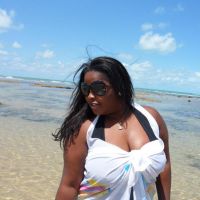 Modelo plus size Lidiane Machado em ensaio fotográfico externo com biquíni em Porto Seguro.