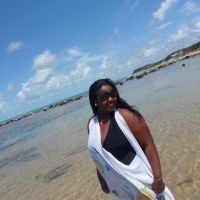 Modelo plus size Lidiane Machado em ensaio fotográfico externo com biquíni em Porto Seguro.