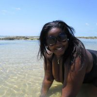 Modelo plus size Lidiane Machado em ensaio fotográfico externo com biquíni em Porto Seguro.