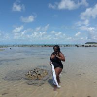 Modelo plus size Lidiane Machado em ensaio fotográfico externo com biquíni em Porto Seguro.