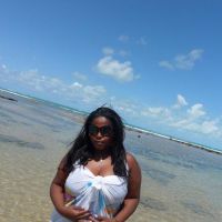 Modelo plus size Lidiane Machado em ensaio fotográfico externo com biquíni em Porto Seguro.