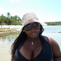 Modelo plus size Lidiane Machado em ensaio fotográfico externo com biquíni em Porto Seguro.