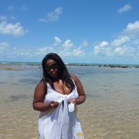 Modelo plus size Lidiane Machado em ensaio fotográfico externo com biquíni em Porto Seguro.