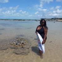 Modelo plus size Lidiane Machado em ensaio fotográfico externo com biquíni em Porto Seguro.