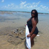 Modelo plus size Lidiane Machado em ensaio fotográfico externo com biquíni em Porto Seguro.