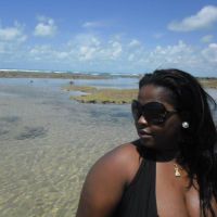 Modelo plus size Lidiane Machado em ensaio fotográfico externo com biquíni em Porto Seguro.