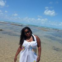 Modelo plus size Lidiane Machado em ensaio fotográfico externo com biquíni em Porto Seguro.