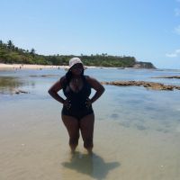 Modelo plus size Lidiane Machado em ensaio fotográfico externo com biquíni em Porto Seguro.