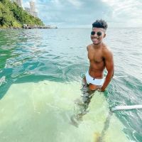 O ator Andre Pijote curtindo o final de semana na praia.