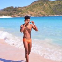 O ator brasileiro Andre Pijote curtindo o final de semana na praia.