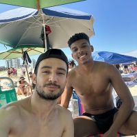 O ator brasileiro Andre Pijote e amigo curtindo o final de semana na praia.