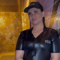 Eu adoraria ser preso pela policial Daniela Baker.