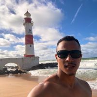 O ator Gabriel Eron no Farol de Salvador.