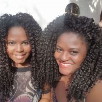 Com ela sempre... irmãs siamesas.