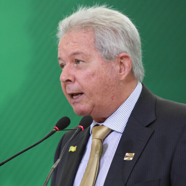 Rubem Novaes presidente do Banco do Brasil pede demissão