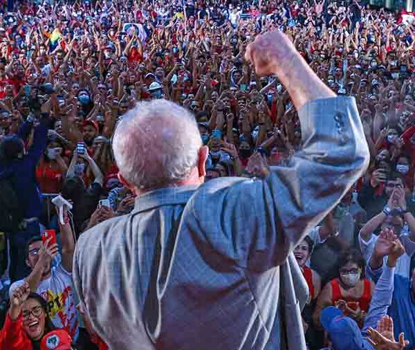 Lula anuncia que preços dos combustíveis voltaram a preços populares caso seja eleito