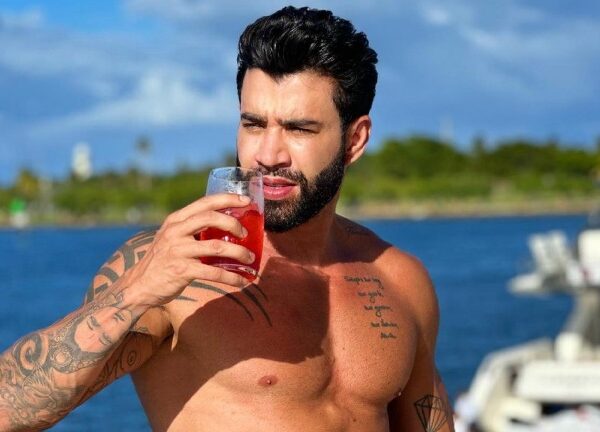 Enquanto bolsominions pedem golpe Gusttavo Lima curte Miami Beach na Flórida