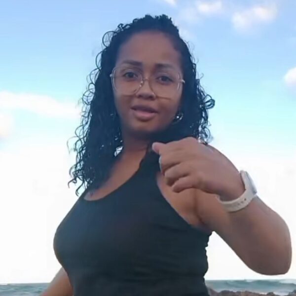 Aline dançando a música “Gol Bolinha, Gol Quadrado 2”
