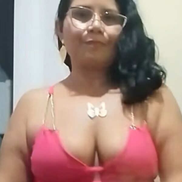 Marcilene Lira com 40 anos de idade dançando “Analisa e Senta”