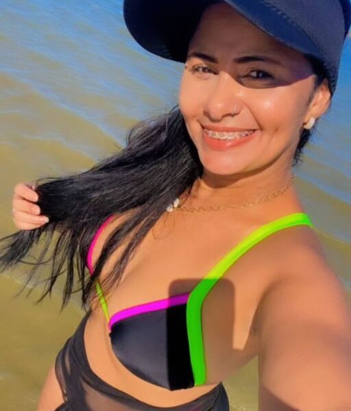 Anja Conceição de biquíni na praia