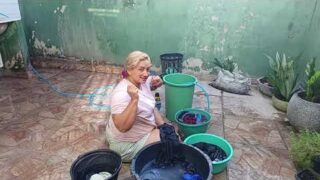 Sem filtros: Márcia Nunes surge bem à vontade cuidando das tarefas de casa