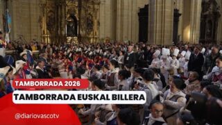 La tamborrada Euskal Billera S.R. toca la Marcha de San Sebastián en la Basílica de Santa María