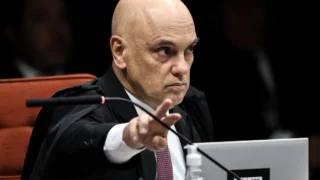 Moraes pede parecer da PGR sobre apreensão de arma de Bolsonaro