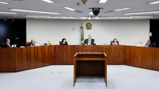 Dino e Moraes defendem rediscutir dispensa de diploma para jornalista
